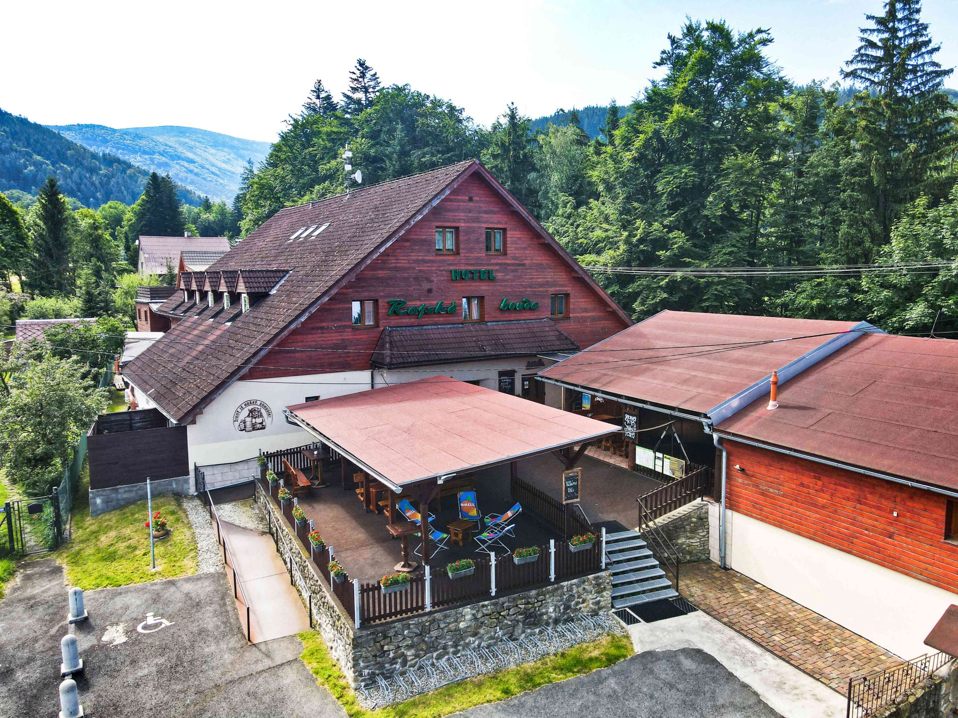 STYLOVÝ HORSKÝ HOTEL A PENZION - RAJSKÁ BOUDA, MALENOVICE